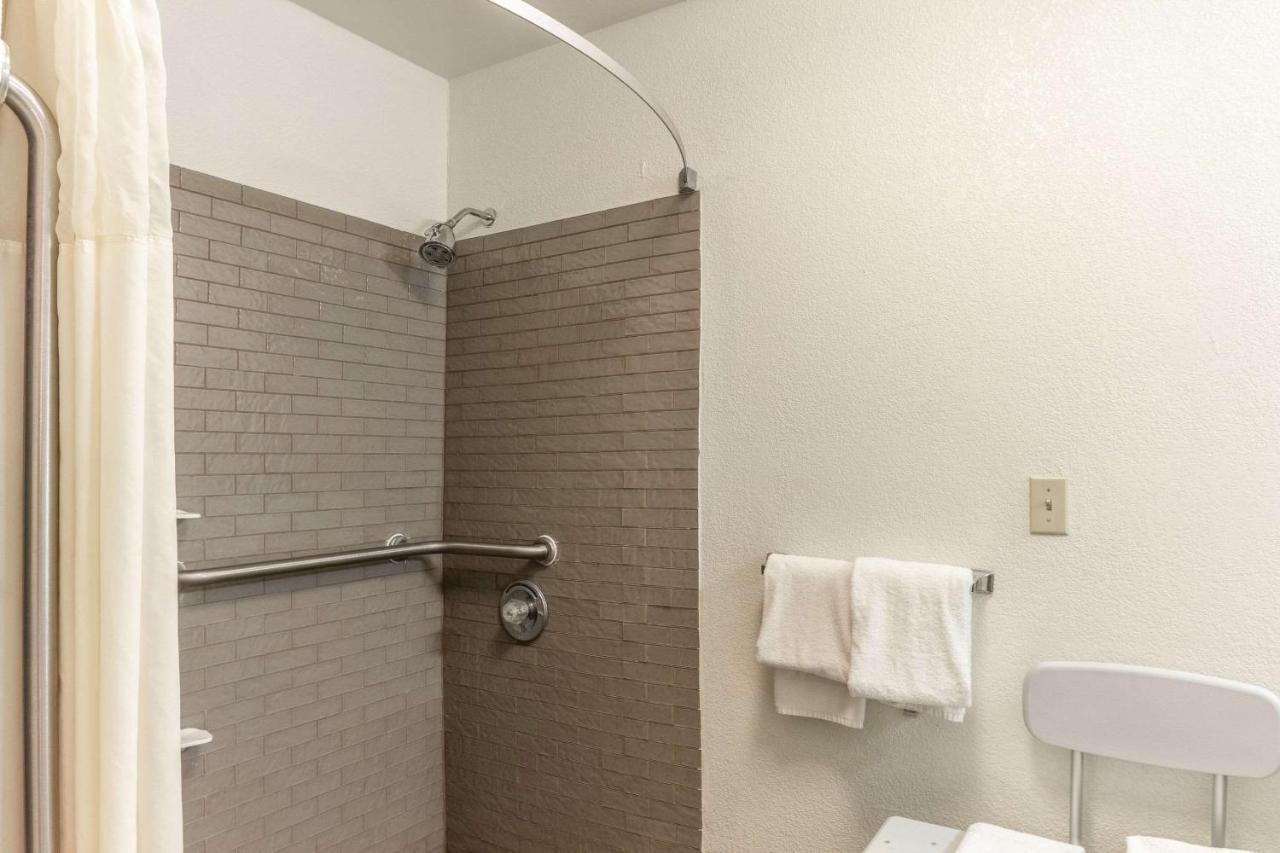 Quality Inn Milwaukee- Brookfield Exterior foto